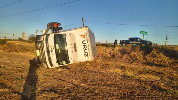 Vuelca camión de paquetería sobre la México 15, en Guasave, Sinaloa; conductor resulta ileso
