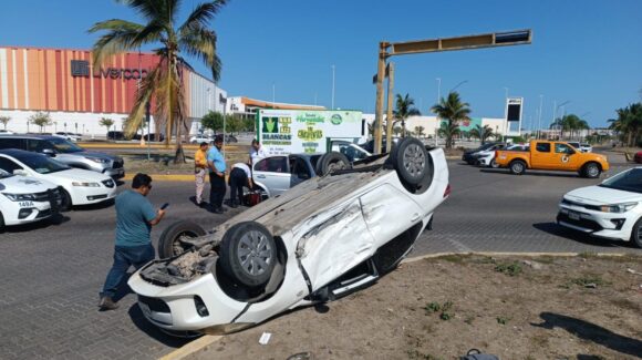 Volcadura en Mazatlán, Sinaloa, moviliza a cuerpos de auxilio; investigan posible invasión de carril