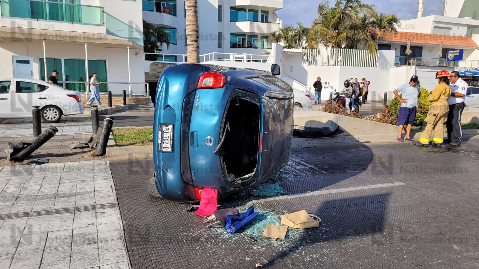 Volcadura en el malecón de Mazatlán