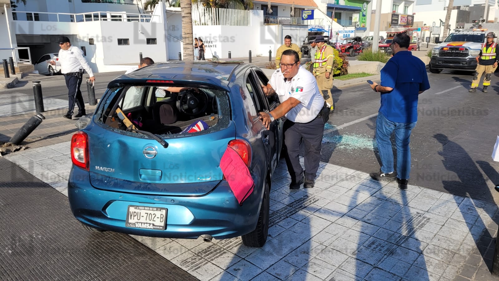 Volcadura en el malecón de Mazatlán