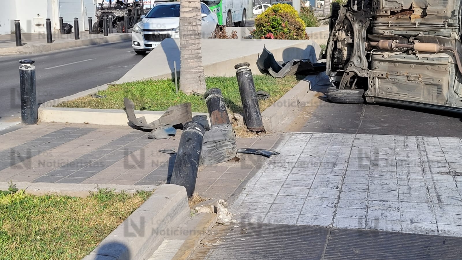 Volcadura en el malecón de Mazatlán