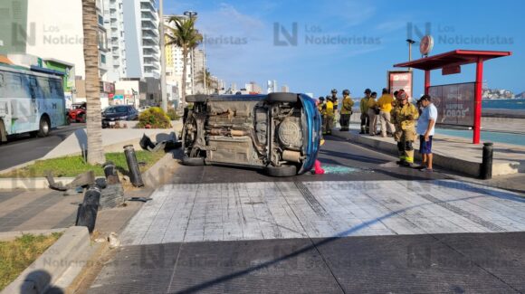 Mujer resulta herida tras aparatosa volcadura en el Malecón de Mazatlán, Sinaloa