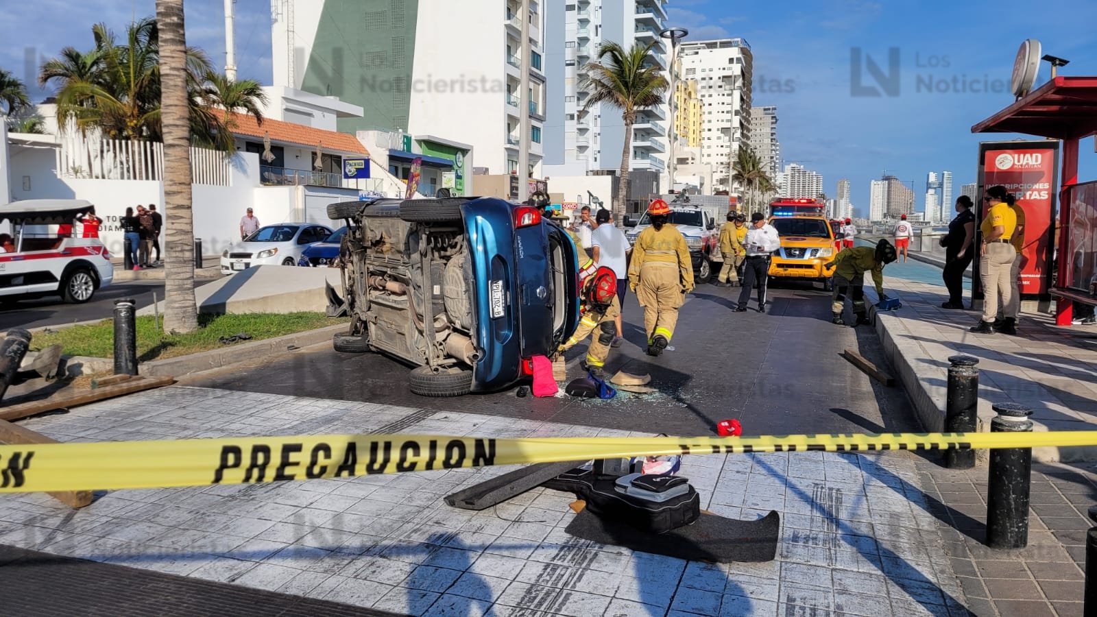 Volcadura en el malecón de Mazatlán