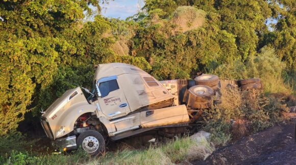 Tres lesionados, el saldo de una volcadura de un tráiler cargado con manzanas en la México 15, en Ahome, Sinaloa