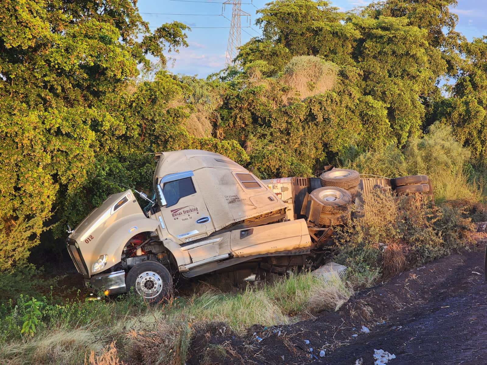 Volcadura de tráiler en Ahome, Sinaloa