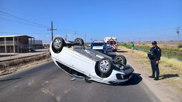 Volcadura deja dos lesionados leves en Ruiz Cortines, Guasave, Sinaloa