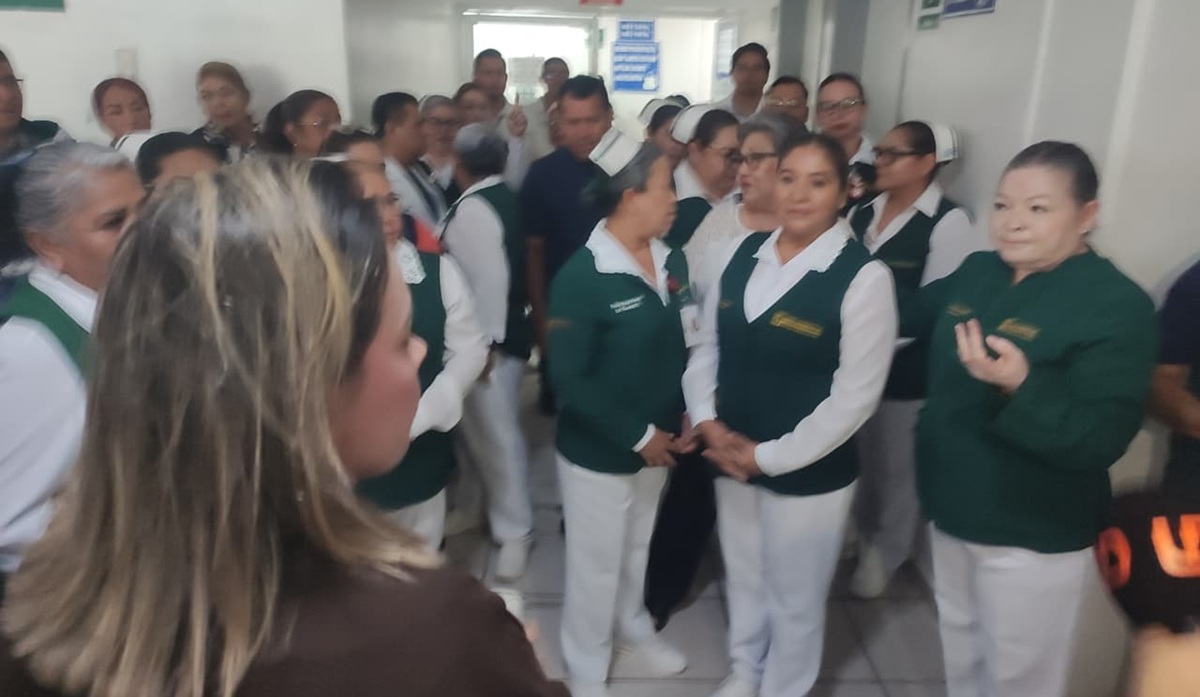 Yeraldine Bonilla dialoga con personal del Hospital General IMSS Bienestar en Escuinapa