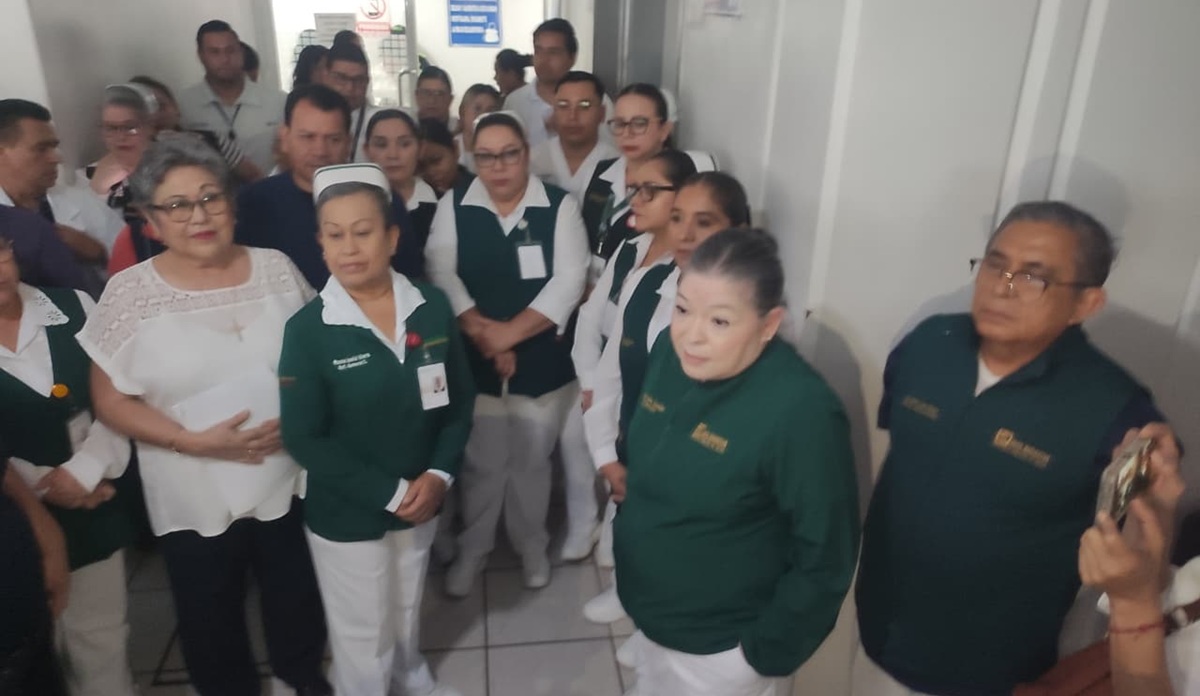 Yeraldine Bonilla dialoga con personal del Hospital General IMSS Bienestar en Escuinapa