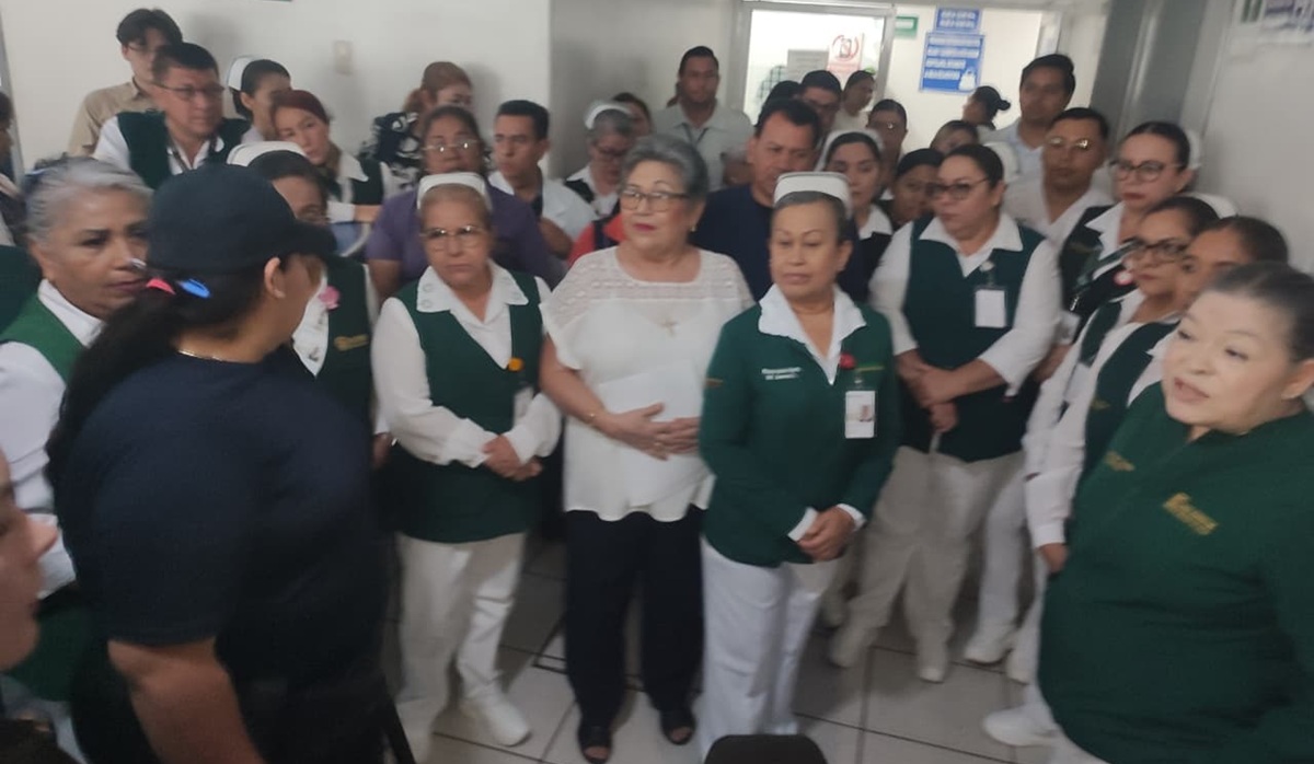 Yeraldine Bonilla dialoga con personal del Hospital General IMSS Bienestar en Escuinapa