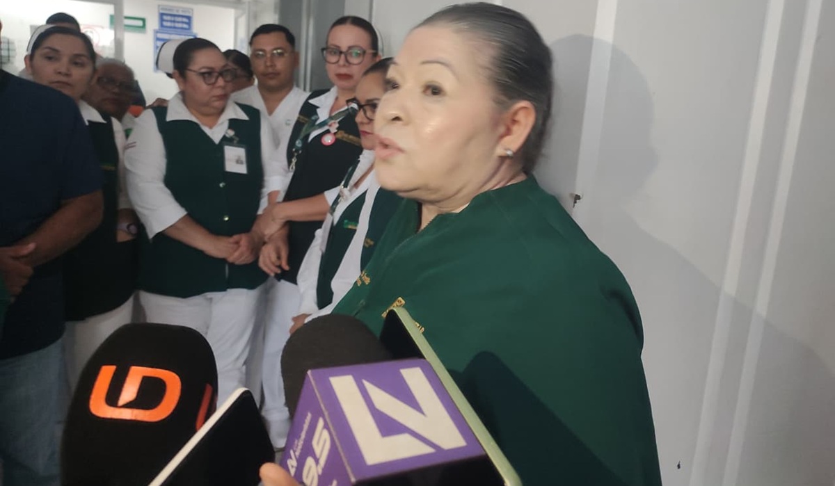 Yeraldine Bonilla dialoga con personal del Hospital General IMSS Bienestar en Escuinapa