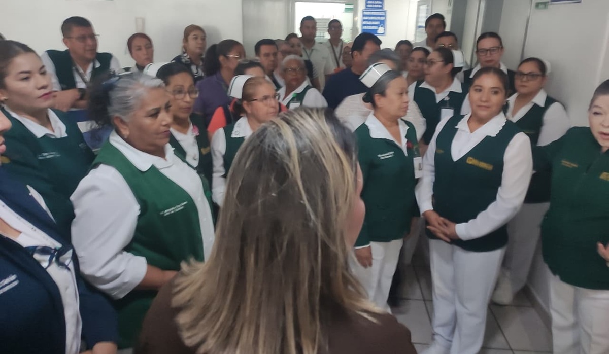 Yeraldine Bonilla dialoga con personal del Hospital General IMSS Bienestar en Escuinapa