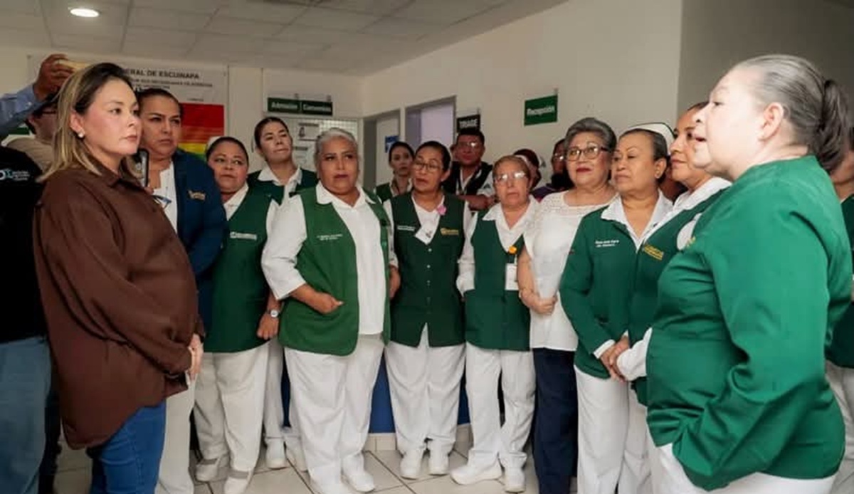Yeraldine Bonilla dialoga con personal del Hospital General IMSS Bienestar en Escuinapa