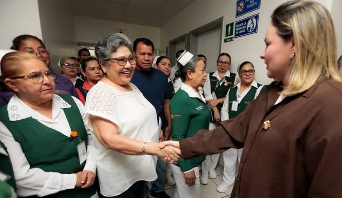 Yeraldine Bonilla dialoga con personal del Hospital General IMSS Bienestar en Escuinapa