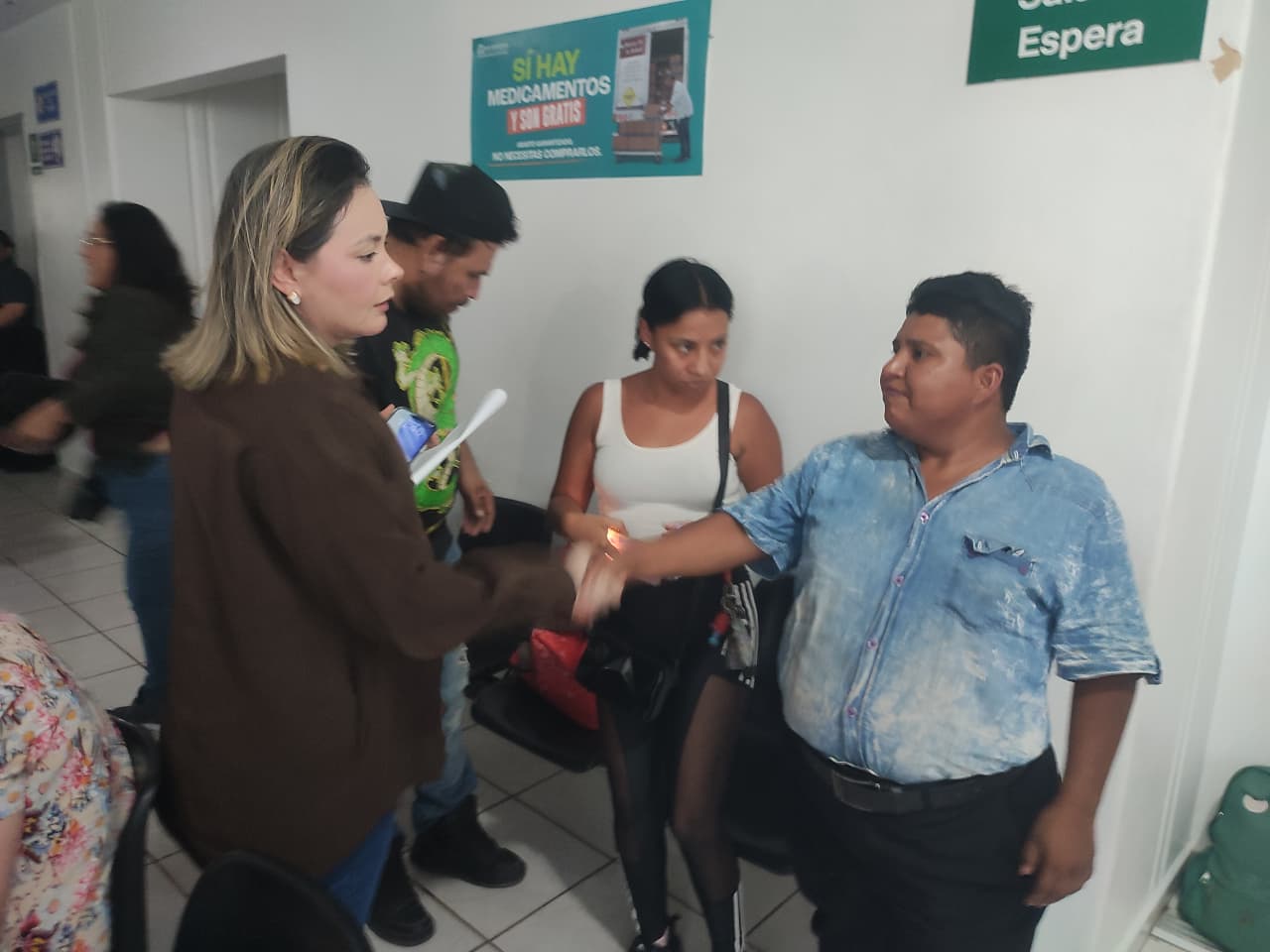 Yeraldine Bonilla visita a víctimas de fuego cruzado en Escuinapa