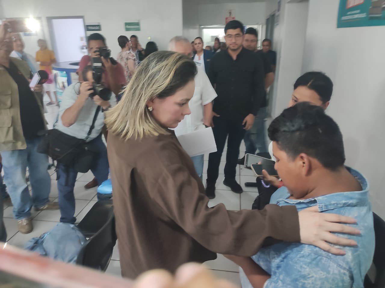 Yeraldine Bonilla visita a víctimas de fuego cruzado en Escuinapa