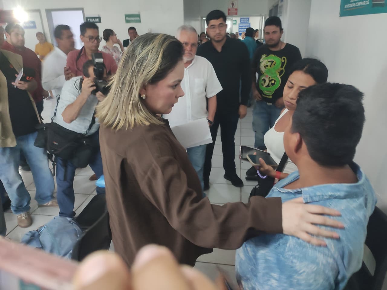 Yeraldine Bonilla visita a víctimas de fuego cruzado en Escuinapa