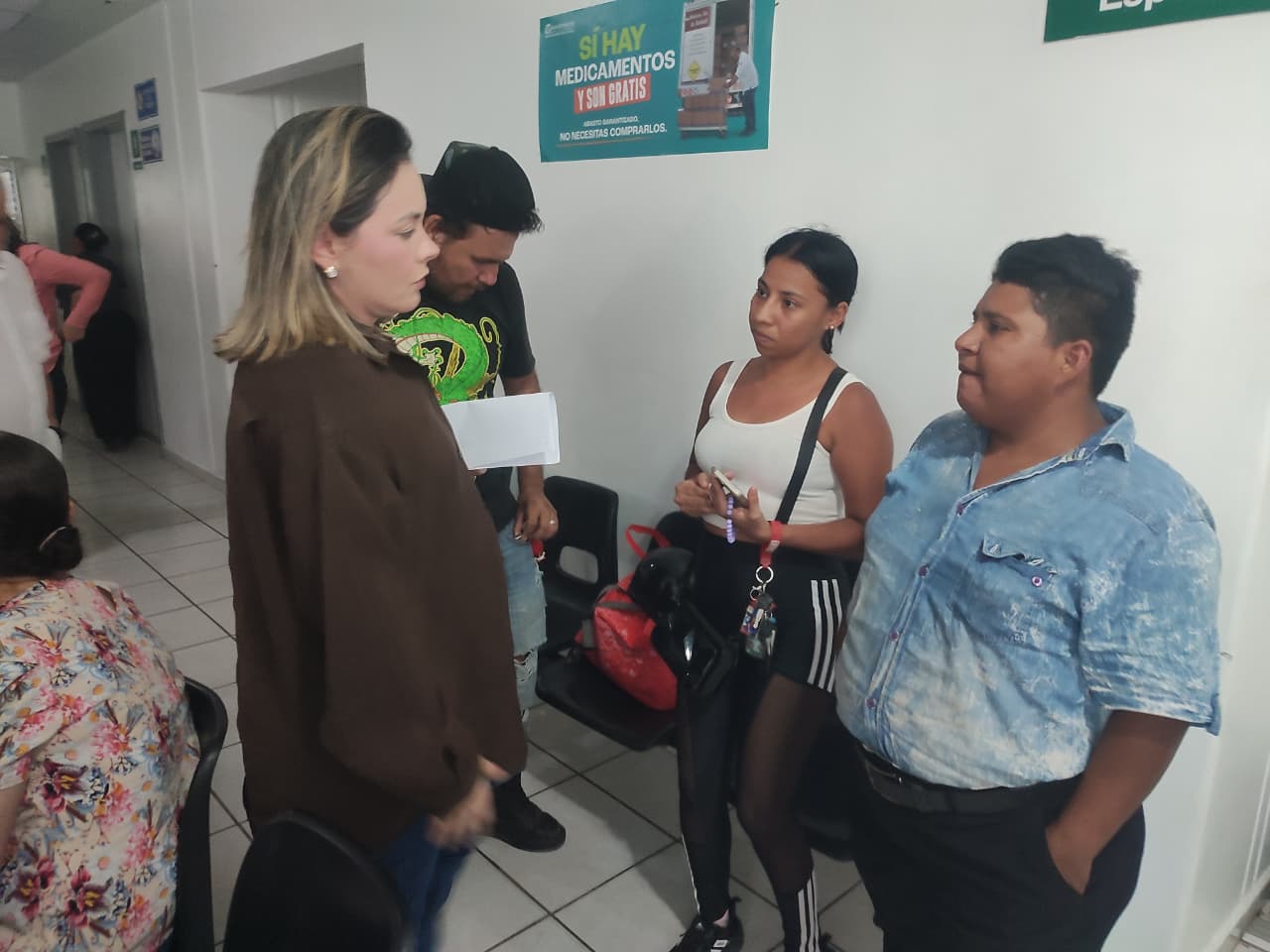 Yeraldine Bonilla visita a víctimas de fuego cruzado en Escuinapa