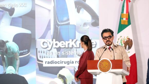 En salud: Sistema CyberKnife, uso de IA y otros avances, son presentados en la ‘mañanera’