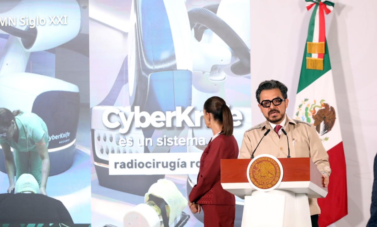 Zoé Robledo, presentando el CyberKnife en la 'mañanera'
