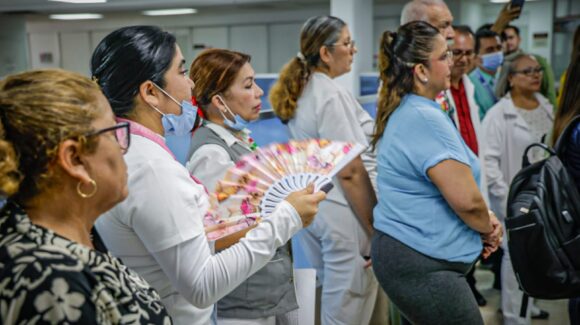 Personal del Issste en Culiacán se manifiesta por fallas en aire acondicionado e insumo