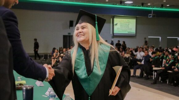 A sus 63 años de edad, Silvia concluye la prepa en Cobaes para cumplir su sueño de estudiar enfermería