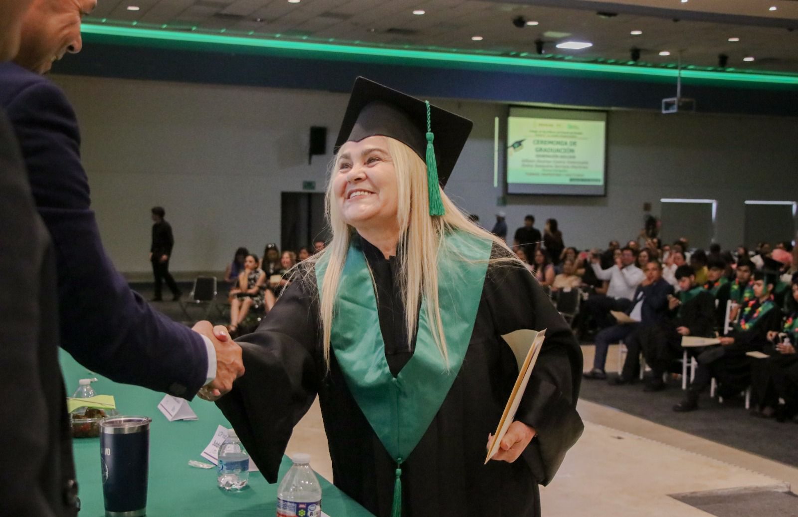 A sus 63 años Silvia se gradua de COBAES