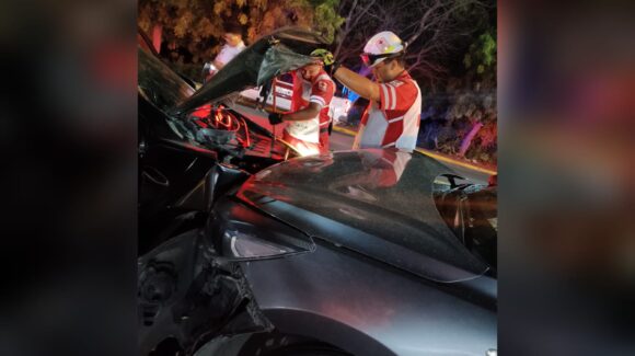Tres personas lesionadas dejá choque frontal entre dos vehículos en Paseo Alameda, en Los Mochis, Sinaloa