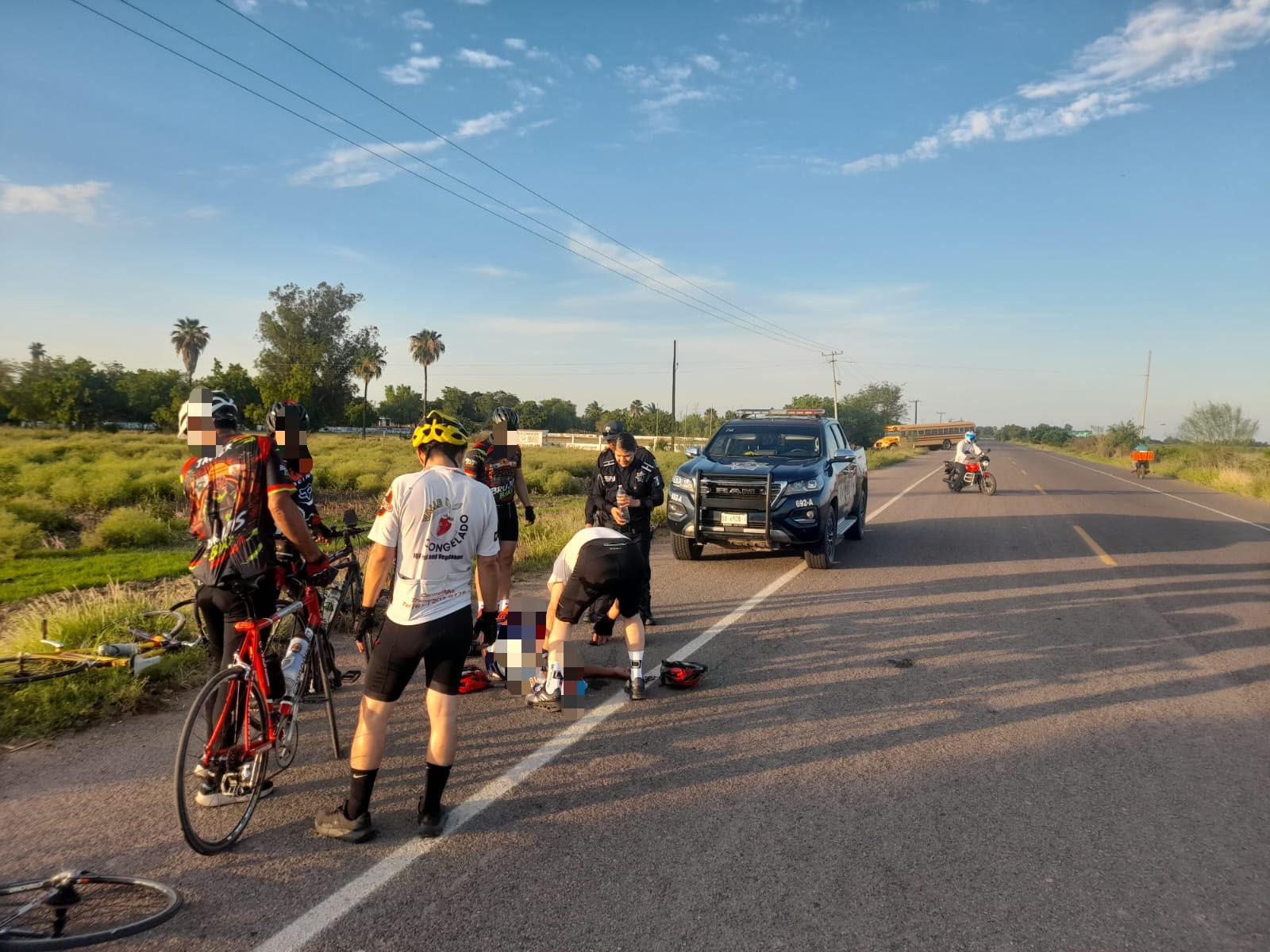 Adulto mayor resulta lesionado tras derrapar en bicicleta por la carretera a Las Glorias, Guasave, Sinaloa