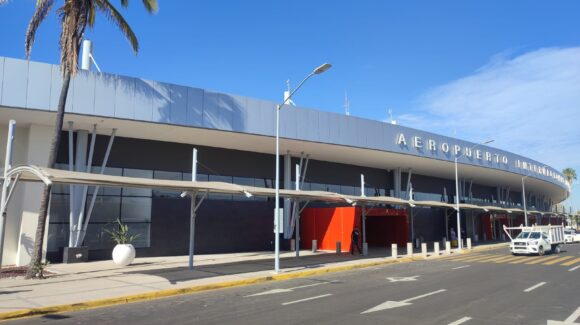 ¡Calor desespera a viajeros en Mazatlán, Sinaloa! Denuncian falla en aire acondicionado del Aeropuerto y cuestionan alto costo de la TUA