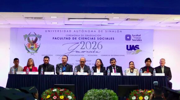 Minerva Osuna acompaña en su graduación a profesionistas de la Facultad de Ciencias Sociales de la UAS en MAzatlán