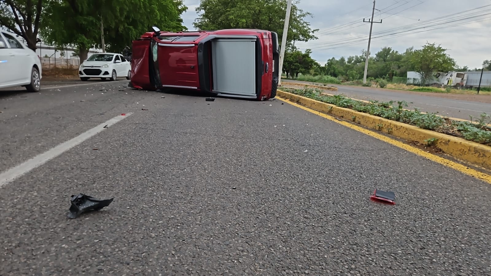 Aparatoso choque y volcadura en Aguaruto deja solo daños materiales
