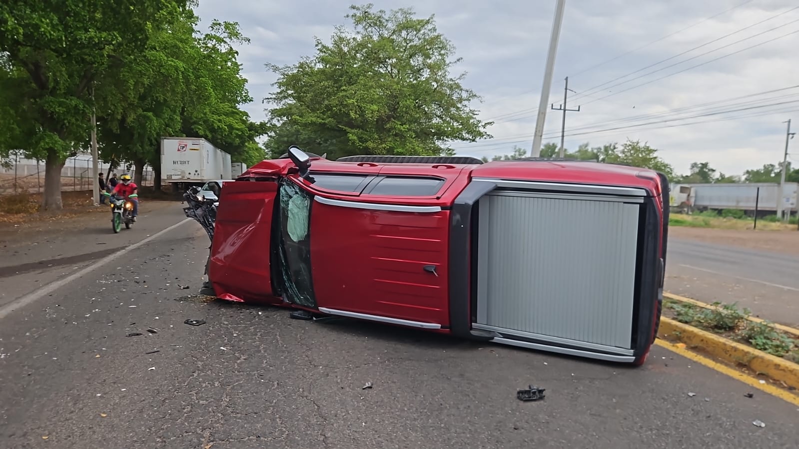 Aparatoso choque y volcadura en Aguaruto deja solo daños materiales