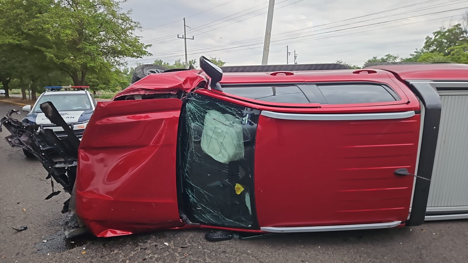 Aparatoso choque y volcadura en Aguaruto deja solo daños materiales
