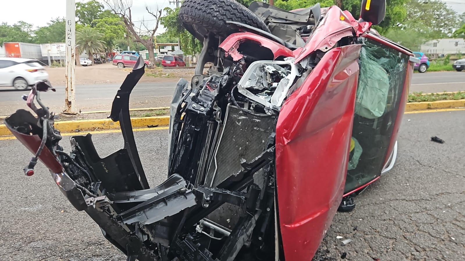 Aparatoso choque y volcadura en Aguaruto deja solo daños materiales