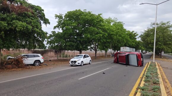 Aparatoso choque y volcadura en Aguaruto deja solo daños materiales