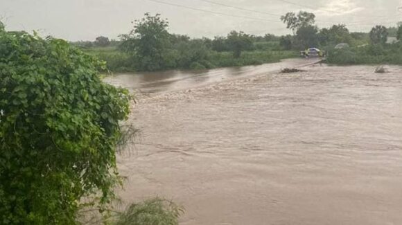 Protección Civil alerta por crecida de arroyos en Chinobampo; llaman a no cruzar durante las lluvias en El Fuerte