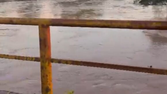 Lluvias llenan los arroyos Boca de Arroyo y Rosa Morada; autoridades piden tomar precauciones en Mocorito