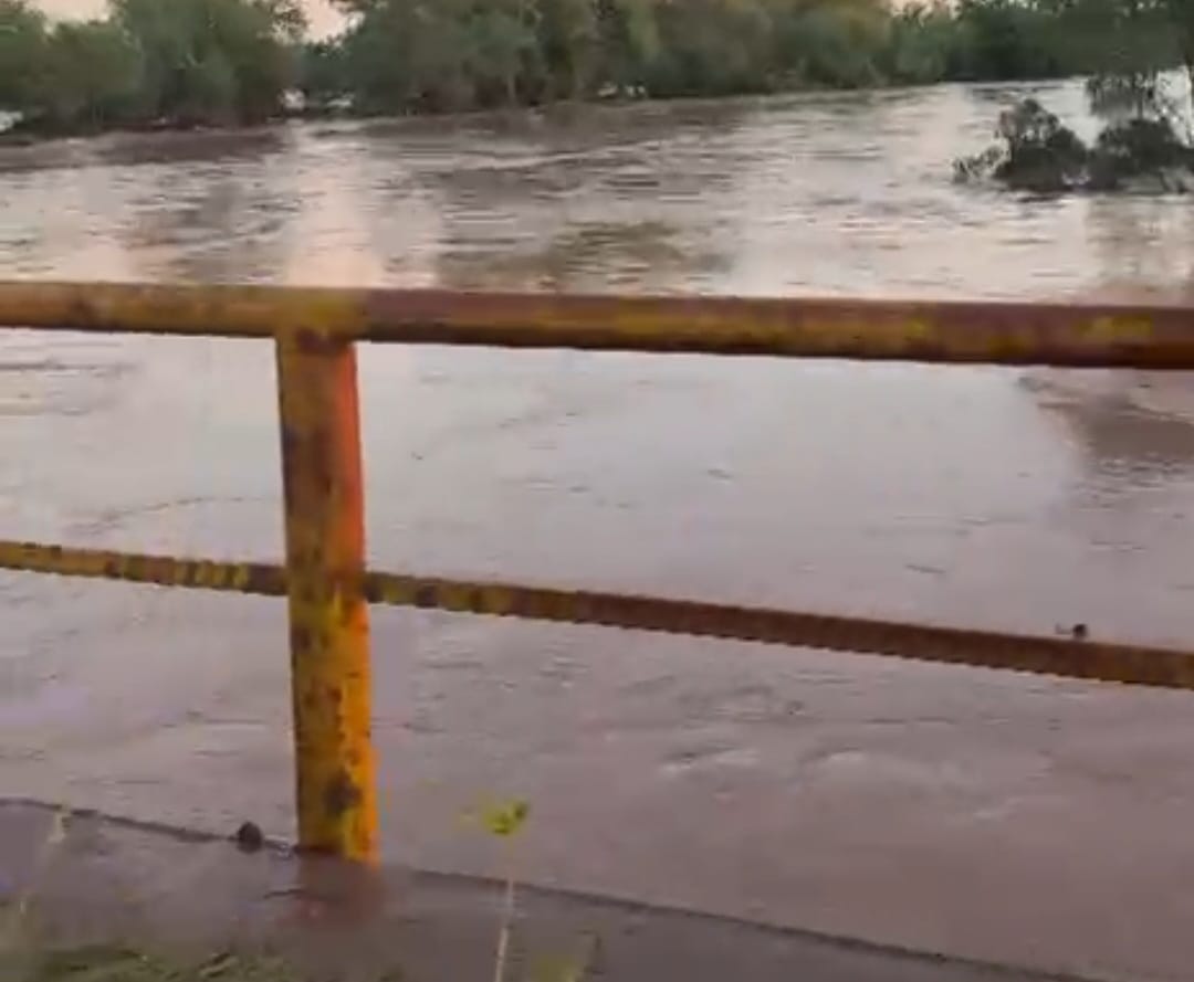 Arroyos llenos en Mocorito piden precaución