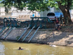 Automóvil cae al canal San Lorenzo desde el interior de La Primavera en Culiacán