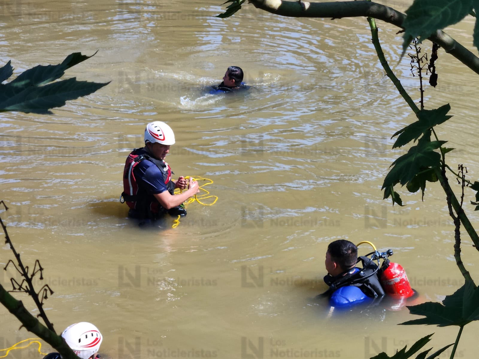 Automóvil cae al canal San Lorenzo desde el interior de La Primavera en Culiacán