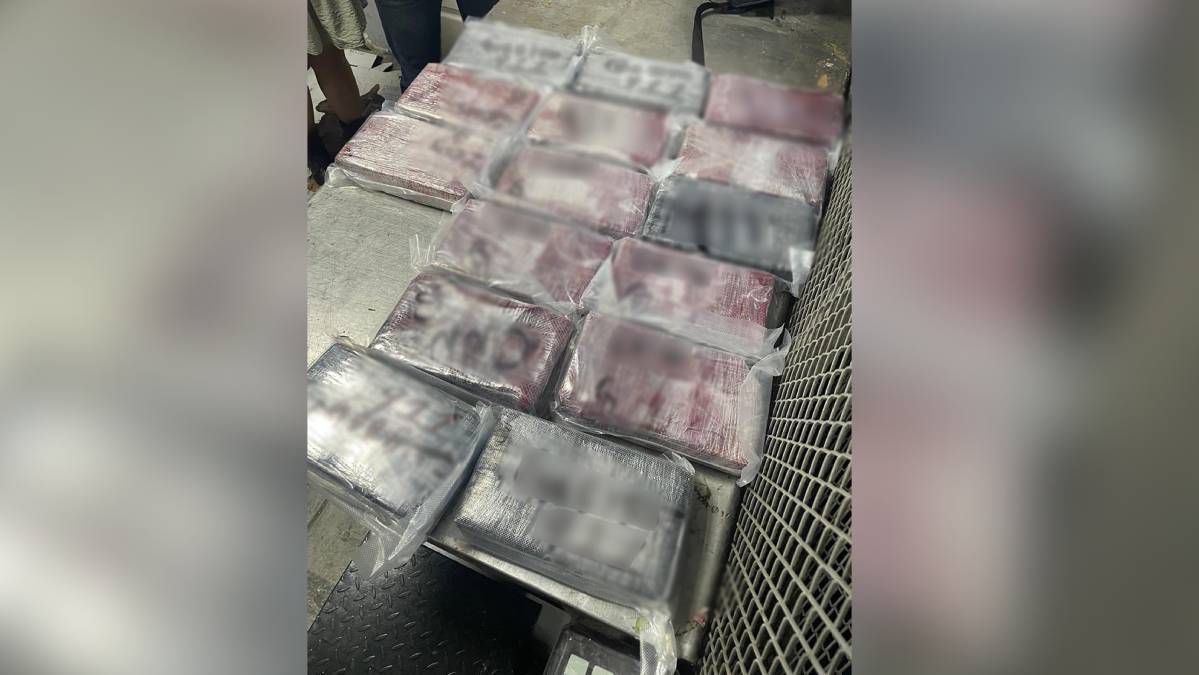 Autoridades federales aseguraron 165 kilos de cocaína en el Aeropuerto Internacional de Tijuana.
