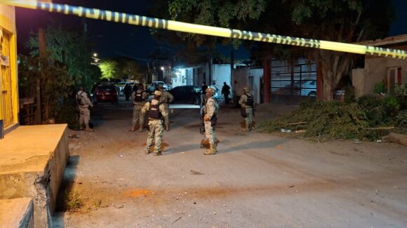 Balean automóvil en la colonia Felicidad en Mazatlán, Sinaloa; no se reportan personas lesionadas