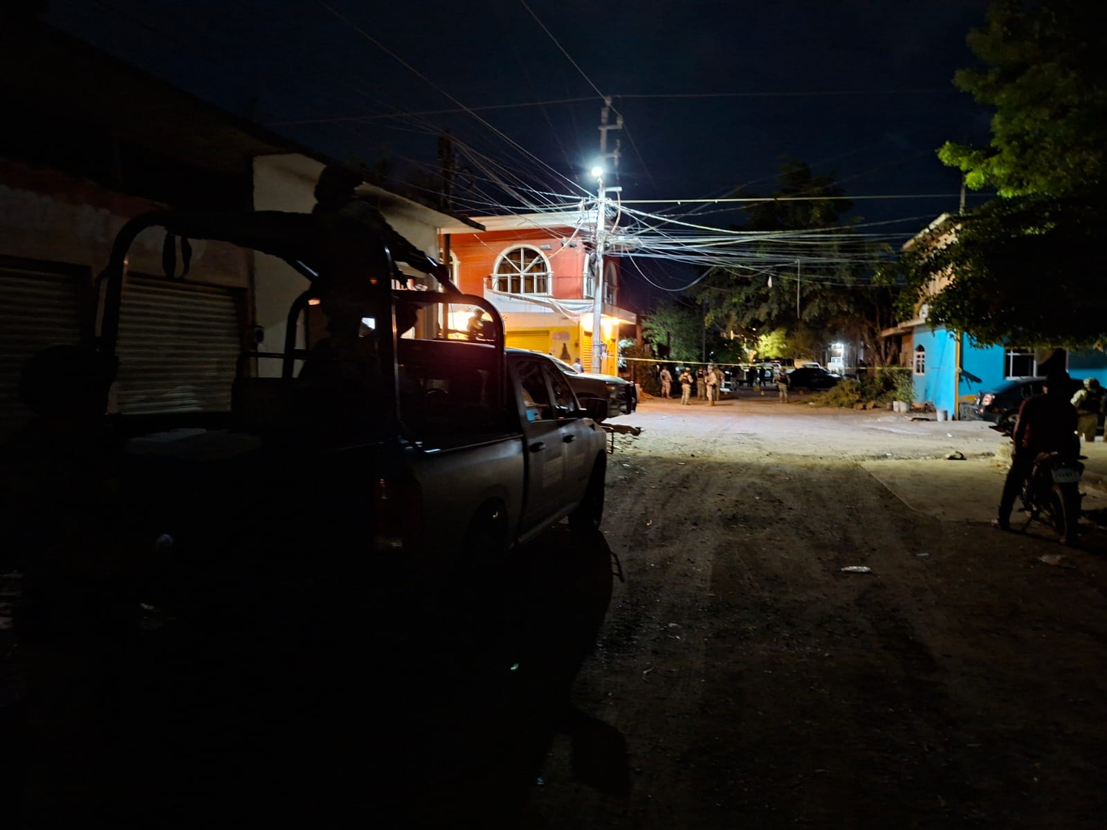 Balean automóvil en la colonia Felicidad en Mazatlán, Sinaloa