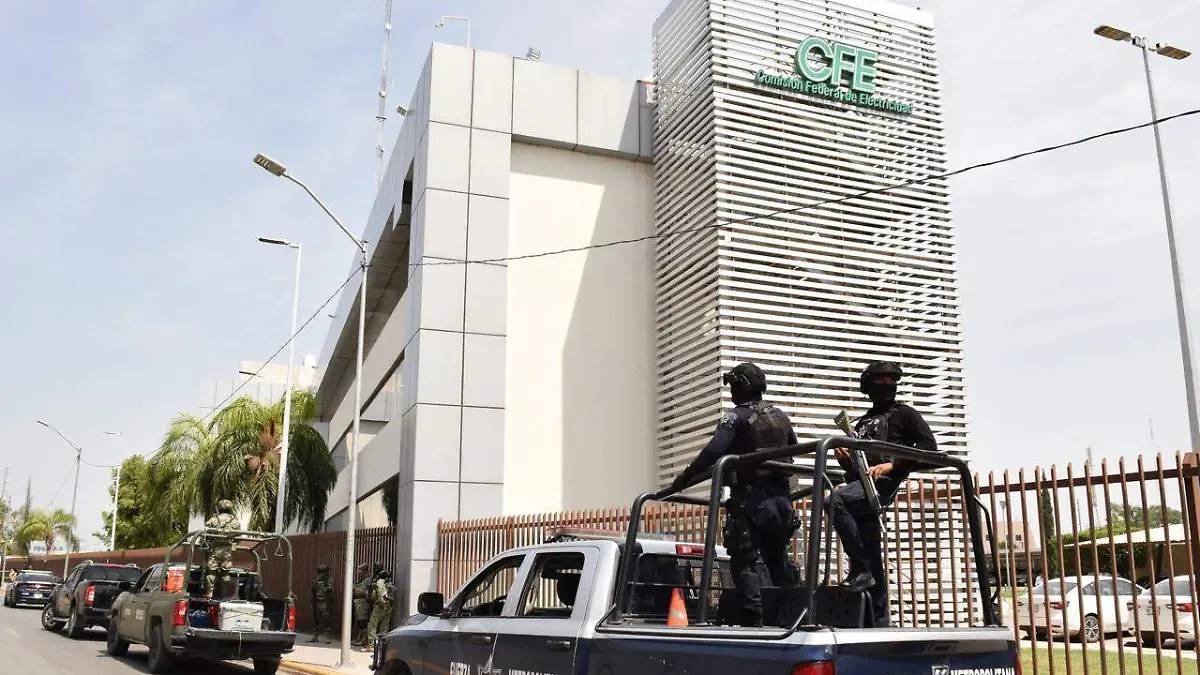 Explota artefacto frente a oficinas de la CFE en Gómez Palacio, Durango