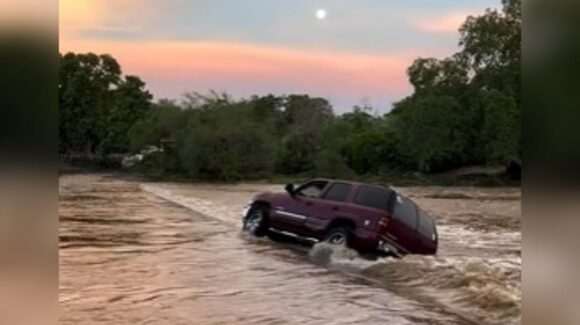 Tripulantes de camioneta arrastrada por crecida de arroyo en Choix logran ponerse a salvo; llevaban un bebé de un año
