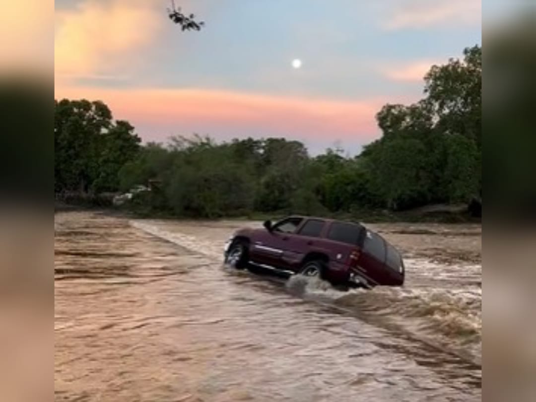 Camioneta arrastrada por un arroyo en Choix