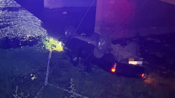 Camioneta cae al río tras salirse del camino en Guasavito, Guasave, Sinaloa; conductor resulta lesionado
