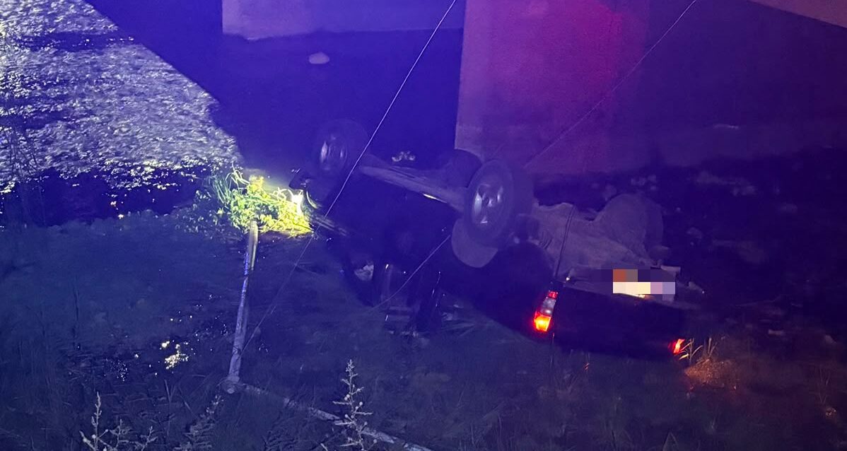 Camioneta cae al río tras salirse del camino en Guasavito, Guasave, Sinaloa; conductor resulta lesionado