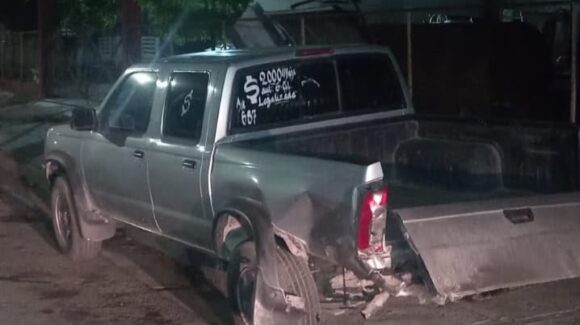 Camioneta estacionada resulta dañada tras choque con fuga en la colonia Del Bosque de Guasave, Sinaloa