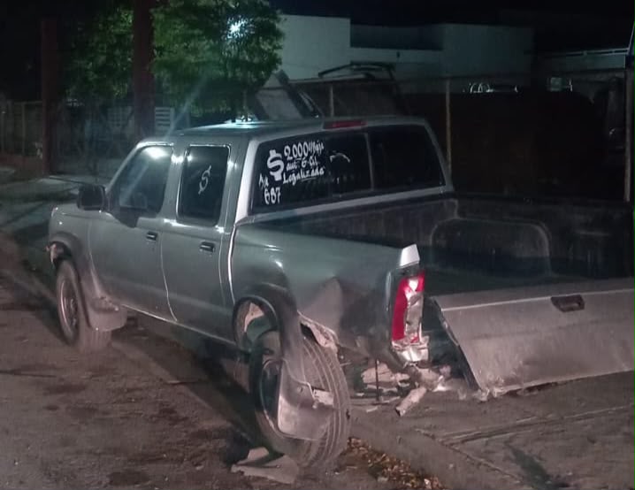 Camioneta estacionada resulta dañada tras choque en Guasave